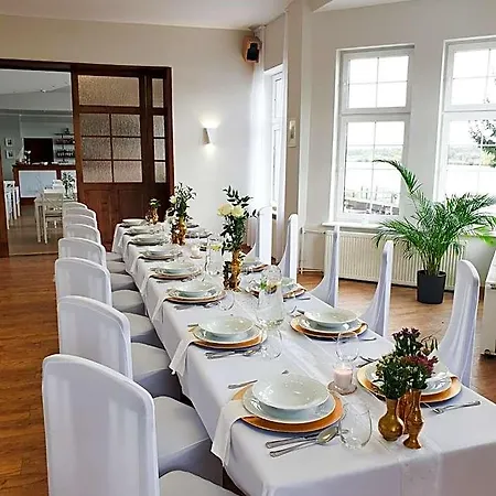 Jachtowa I Restauracja 住宿加早餐酒店 4*