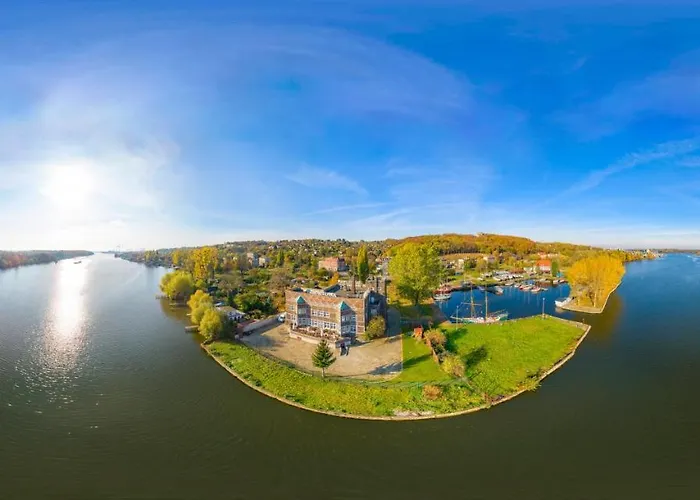 Jachtowa I Restauracja B&B 슈체친